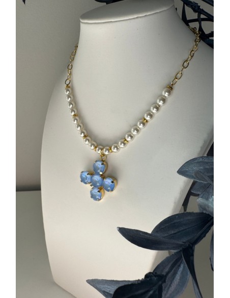 Collar de perlas con cruz azul