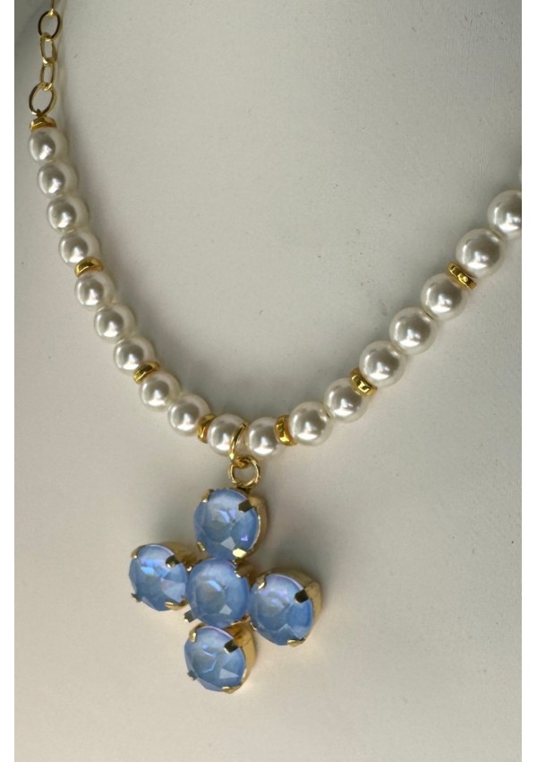 Collar de perlas con cruz azul