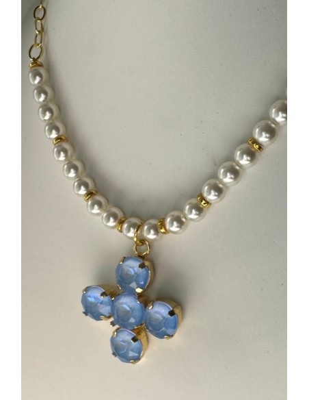 Collar de perlas con cruz azul