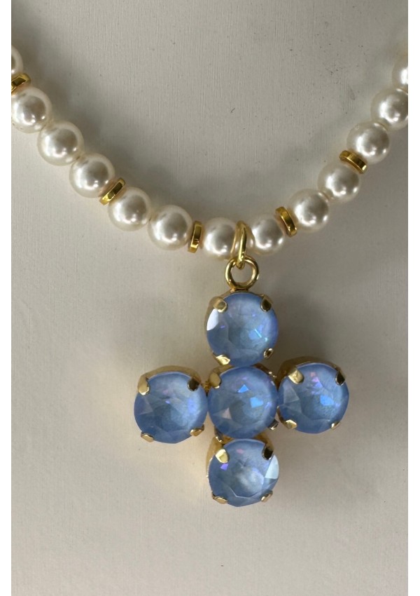 Collar de perlas con cruz azul