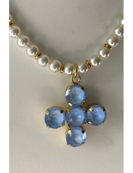 Collar de perlas con cruz azul