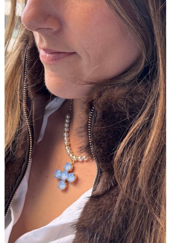Collar de perlas con cruz azul