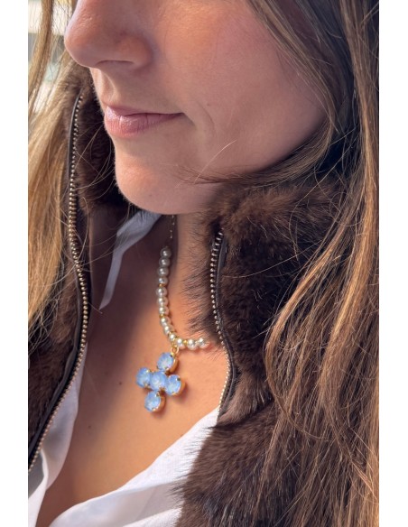Collar de perlas con cruz azul