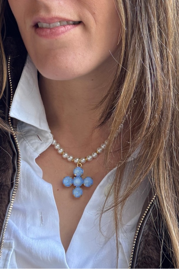Collar de perlas con cruz azul