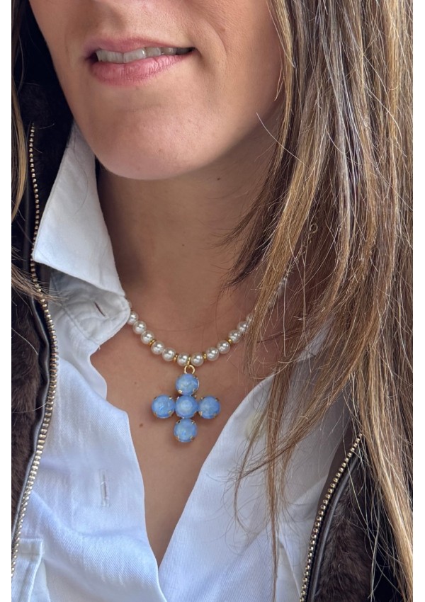Collar de perlas con cruz azul
