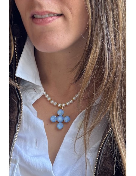 Collar de perlas con cruz azul