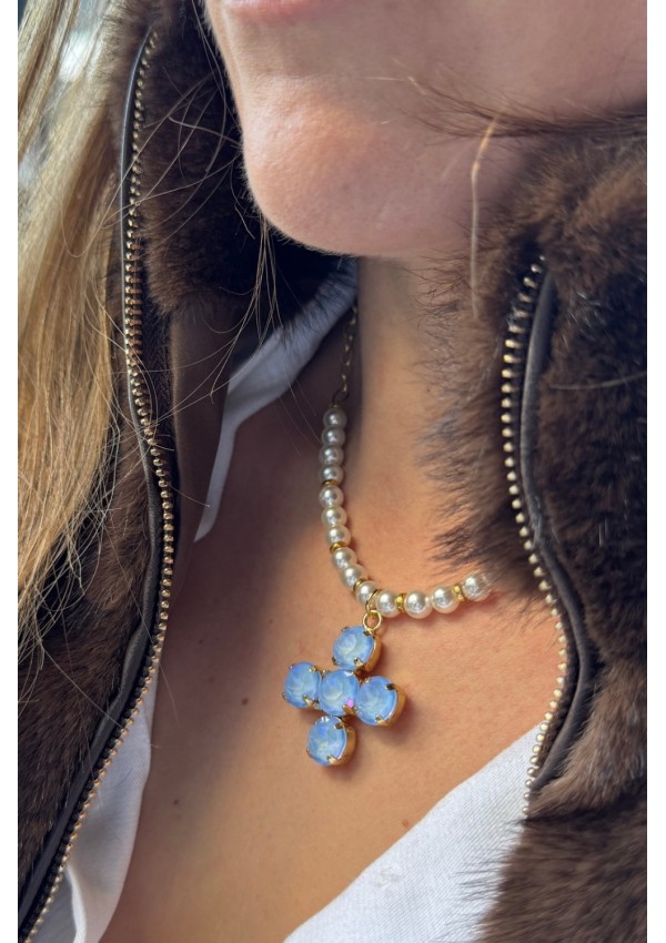 Collar de perlas con cruz azul