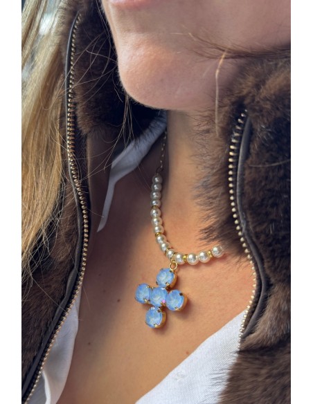 Collar de perlas con cruz azul