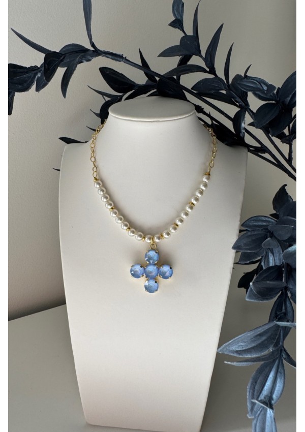 Collar de perlas con cruz azul