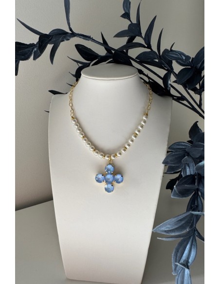 Collar de perlas con cruz azul