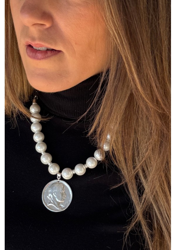 Collar de perlas con moneda