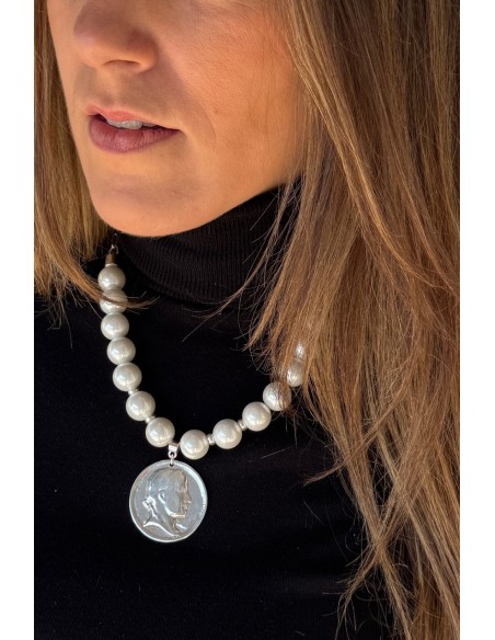 Collar de perlas con moneda