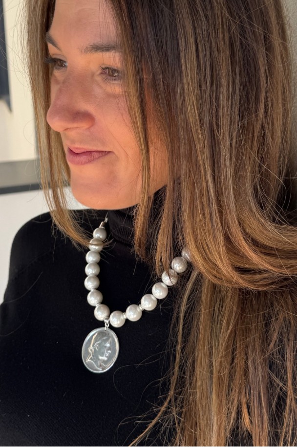 Collar de perlas con moneda