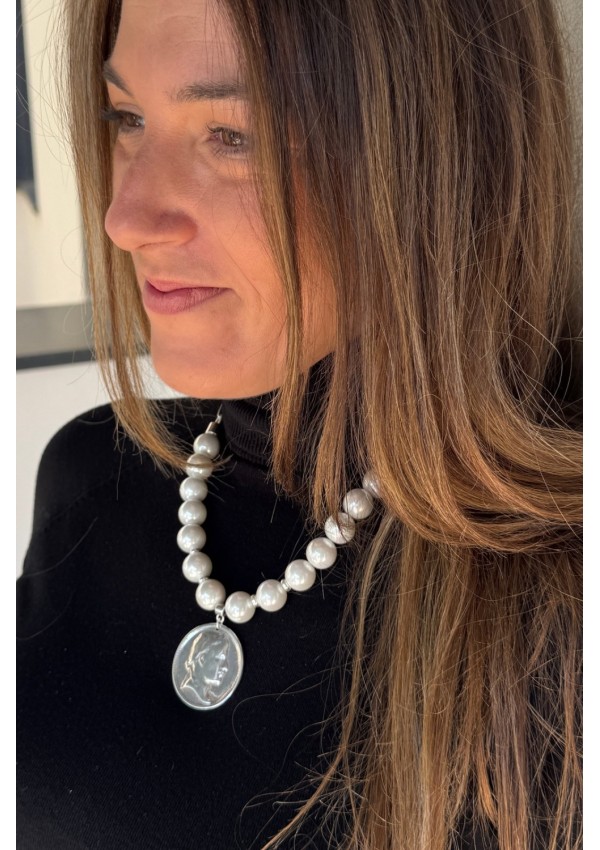 Collar de perlas con moneda