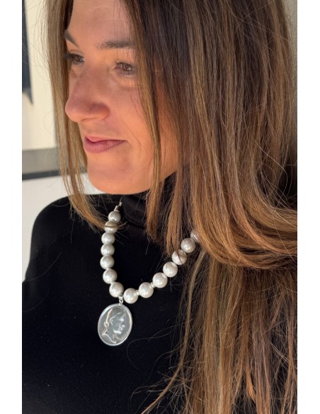 Collar de perlas con moneda