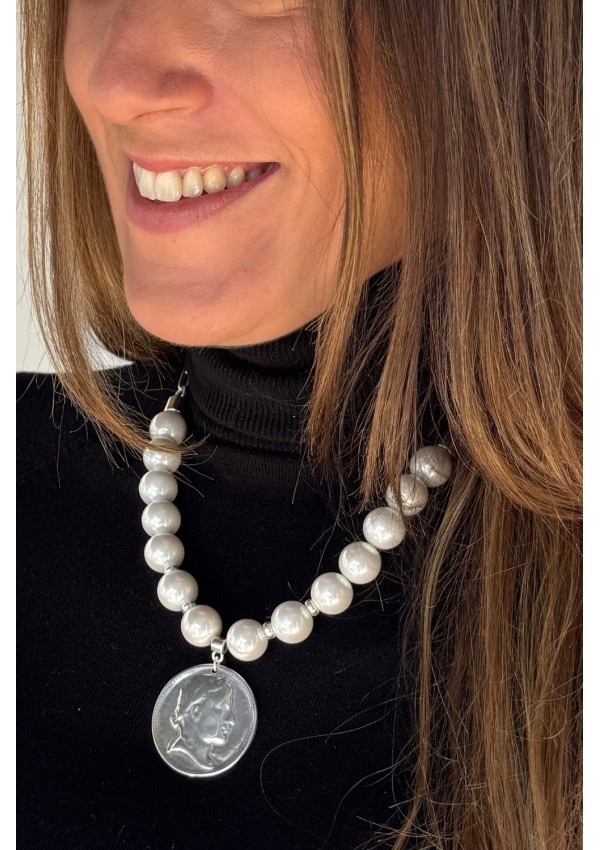 Collar de perlas con moneda