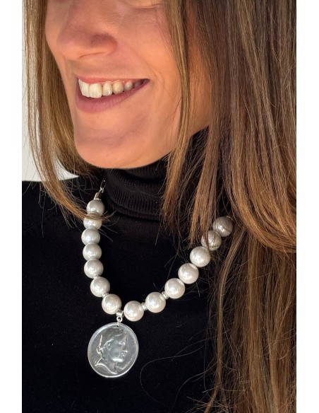 Collar de perlas con moneda