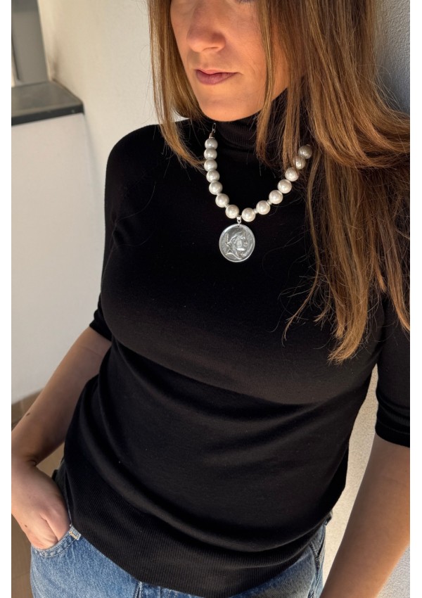 Collar de perlas con moneda