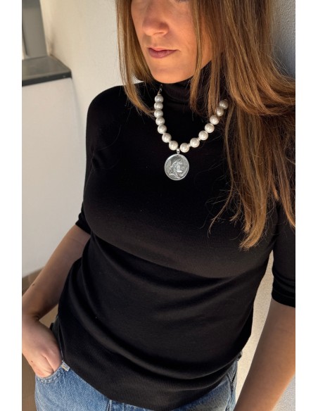 Collar de perlas con moneda