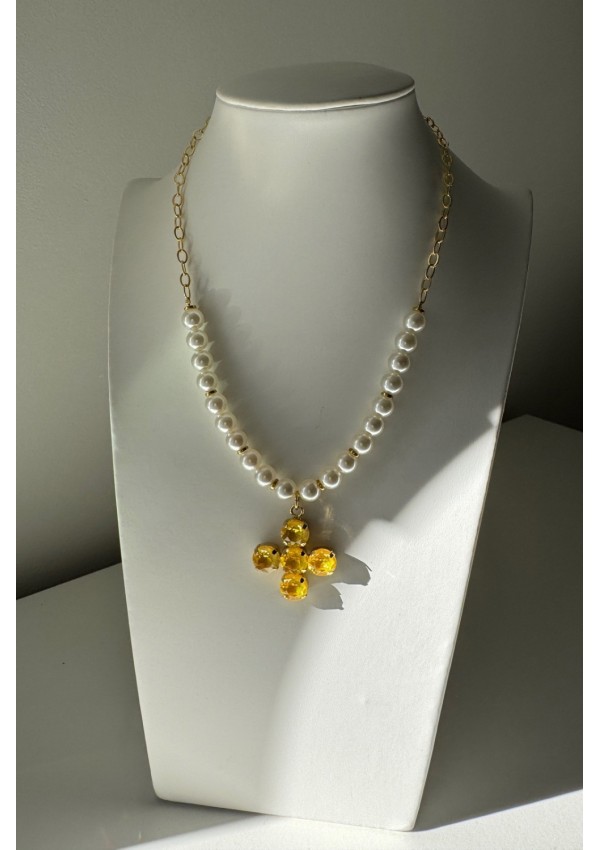Collar de perlas con cruz amarilla