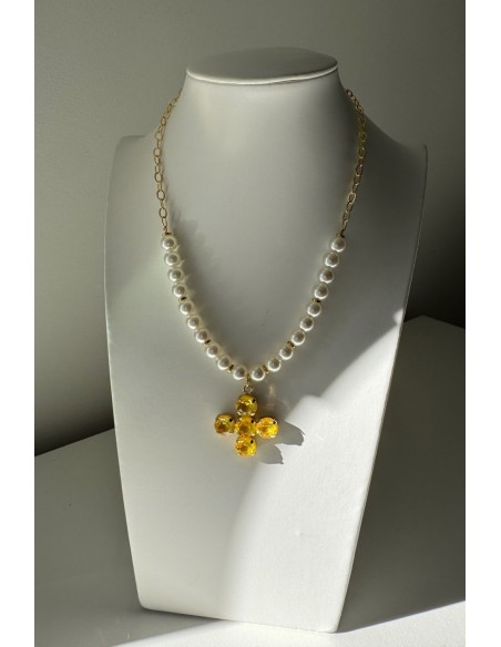 Collar de perlas con cruz amarilla