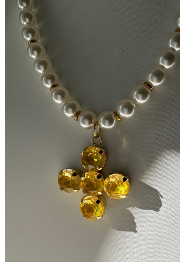 Collar de perlas con cruz amarilla