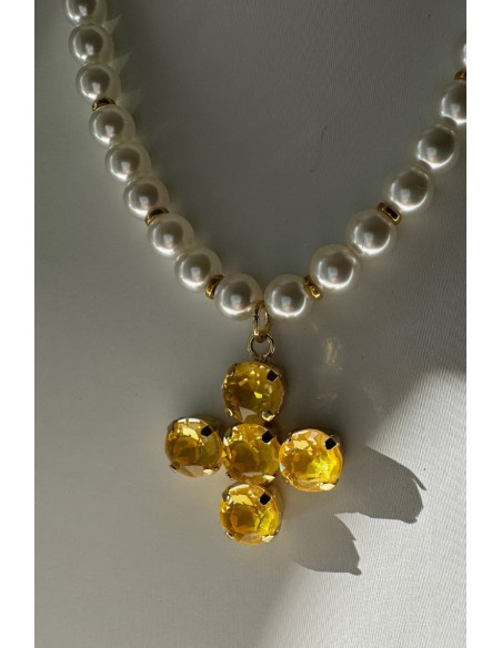 Collar de perlas con cruz amarilla