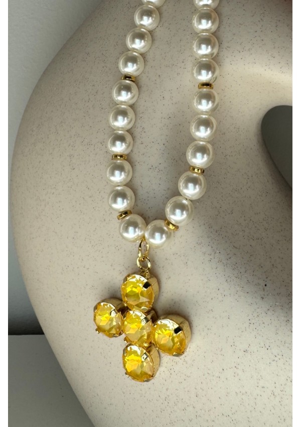 Collar de perlas con cruz amarilla