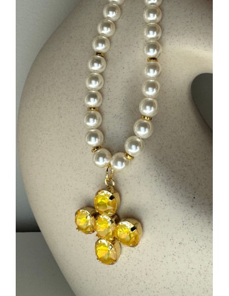 Collar de perlas con cruz amarilla