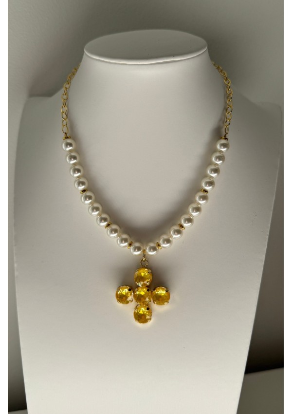 Collar de perlas con cruz amarilla