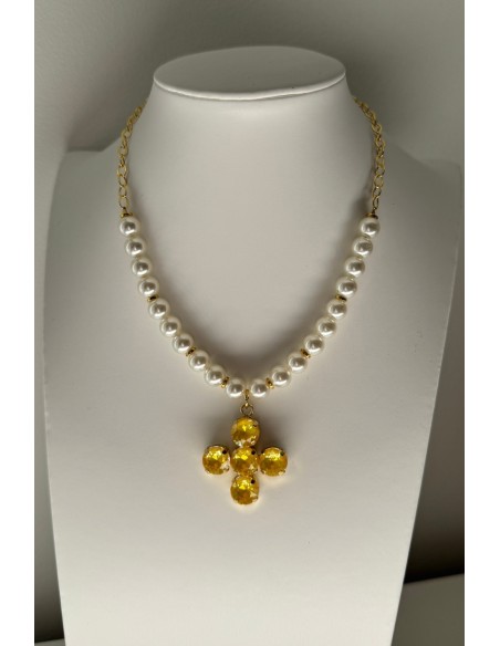 Collar de perlas con cruz amarilla