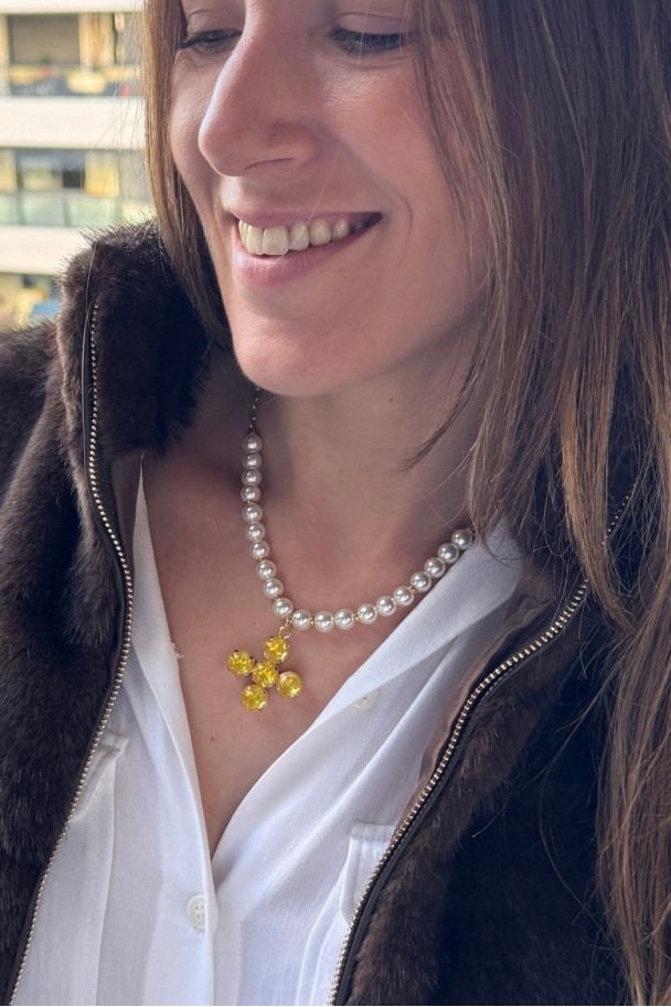 Collar de perlas con cruz amarilla