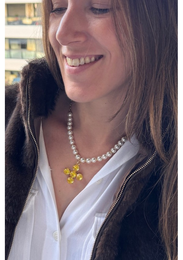 Collar de perlas con cruz amarilla