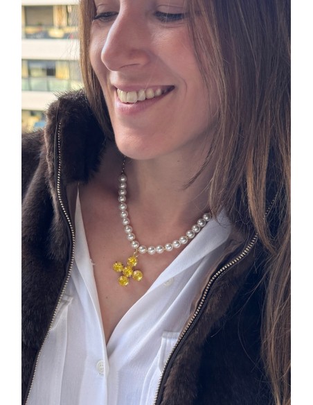 Collar de perlas con cruz amarilla