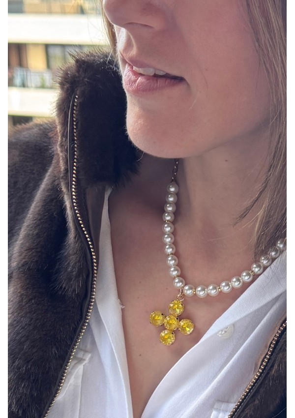 Collar de perlas con cruz amarilla