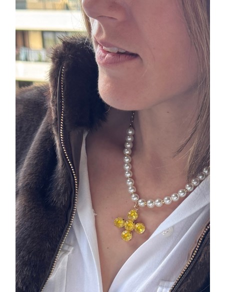 Collar de perlas con cruz amarilla