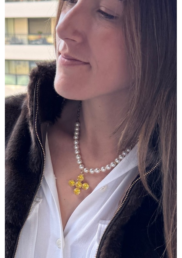 Collar de perlas con cruz amarilla