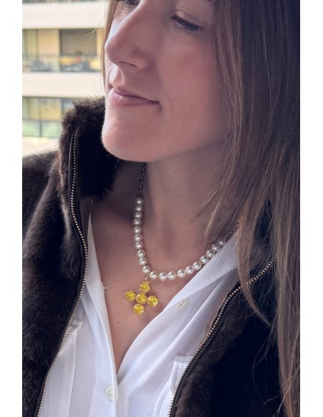 Collar de perlas con cruz amarilla