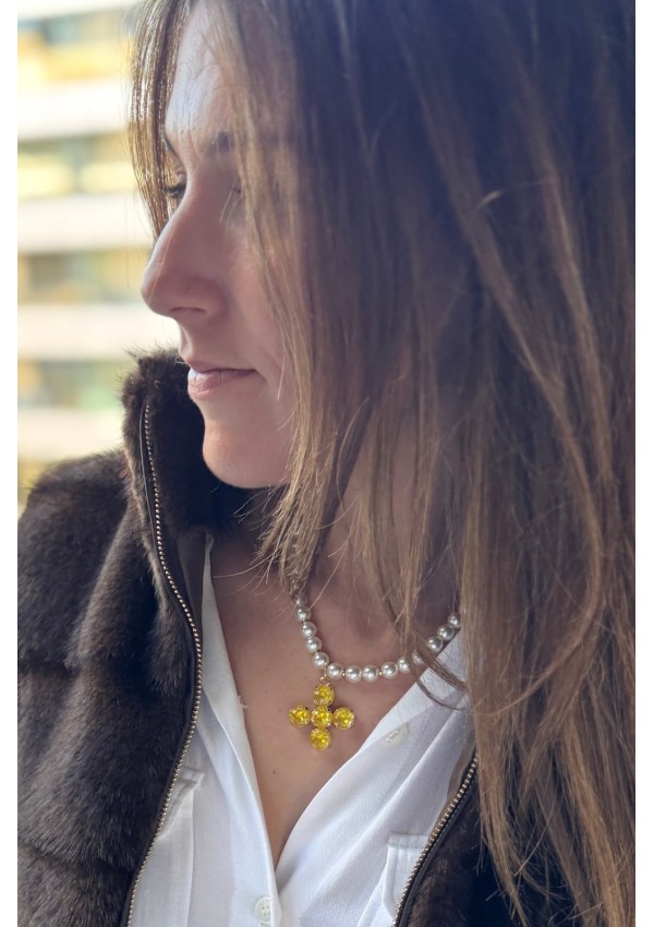 Collar de perlas con cruz amarilla