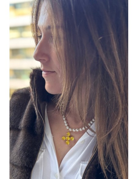 Collar de perlas con cruz amarilla