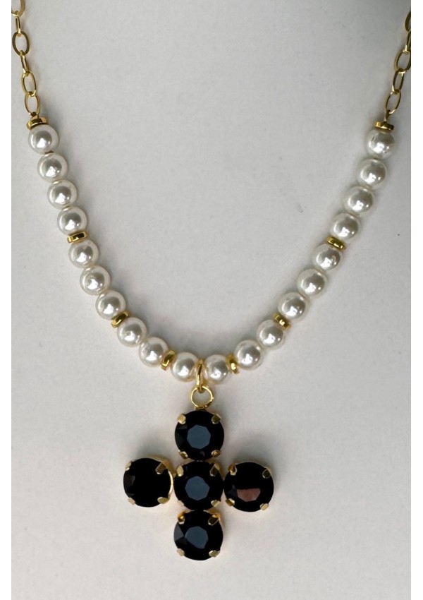 Collar de perlas con cruz negra