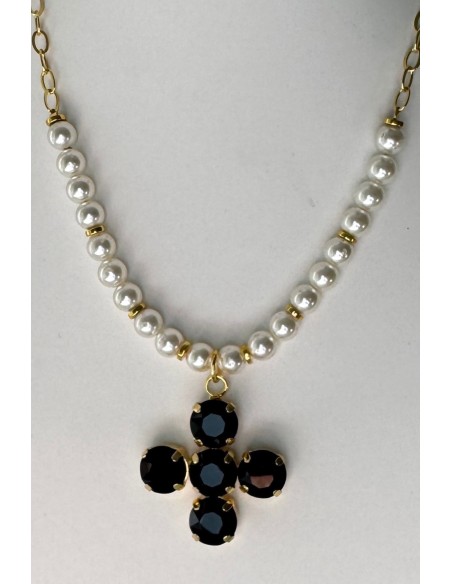 Collar de perlas con cruz negra