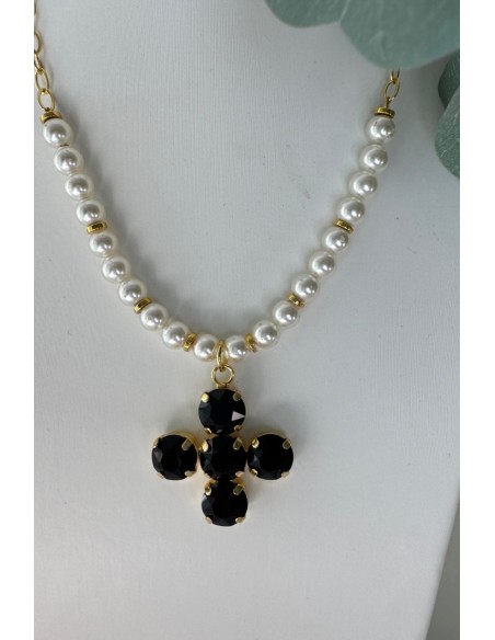 Collar de perlas con cruz negra