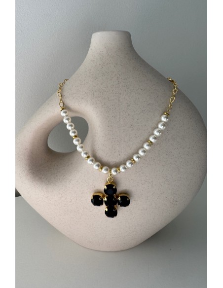 Collar de perlas con cruz negra