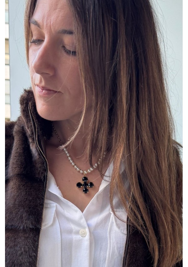 Collar de perlas con cruz negra