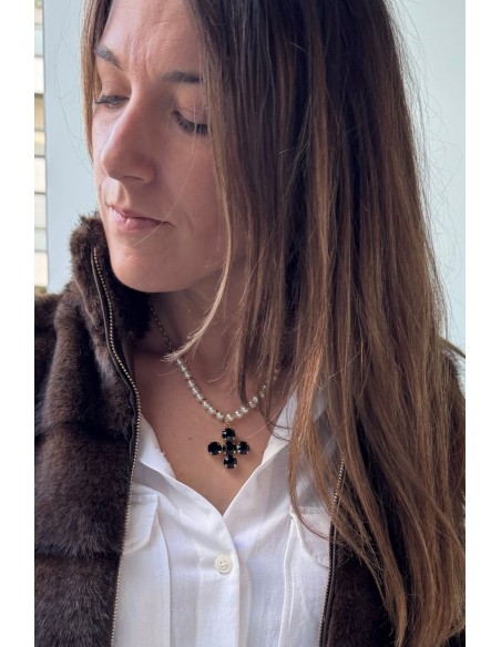 Collar de perlas con cruz negra