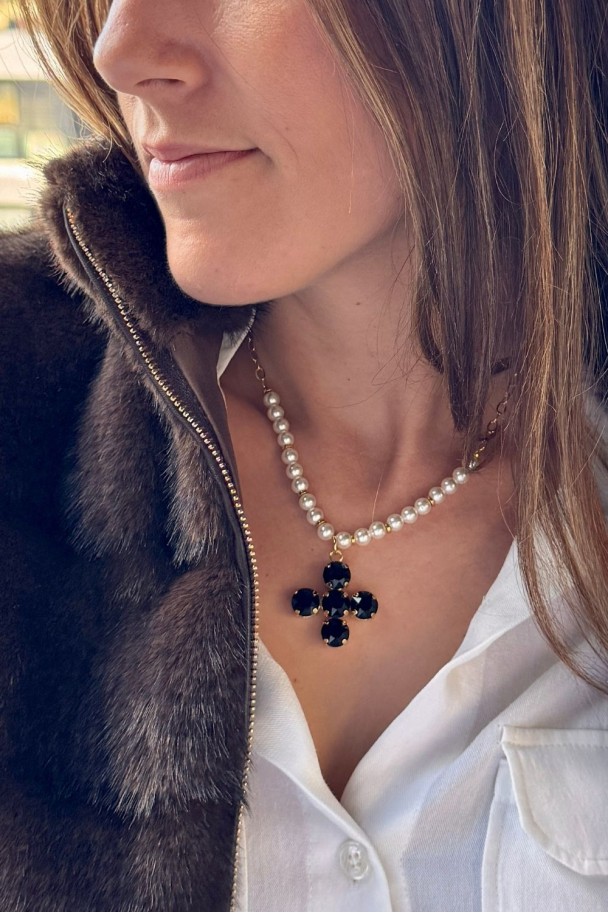 Collar de perlas con cruz negra