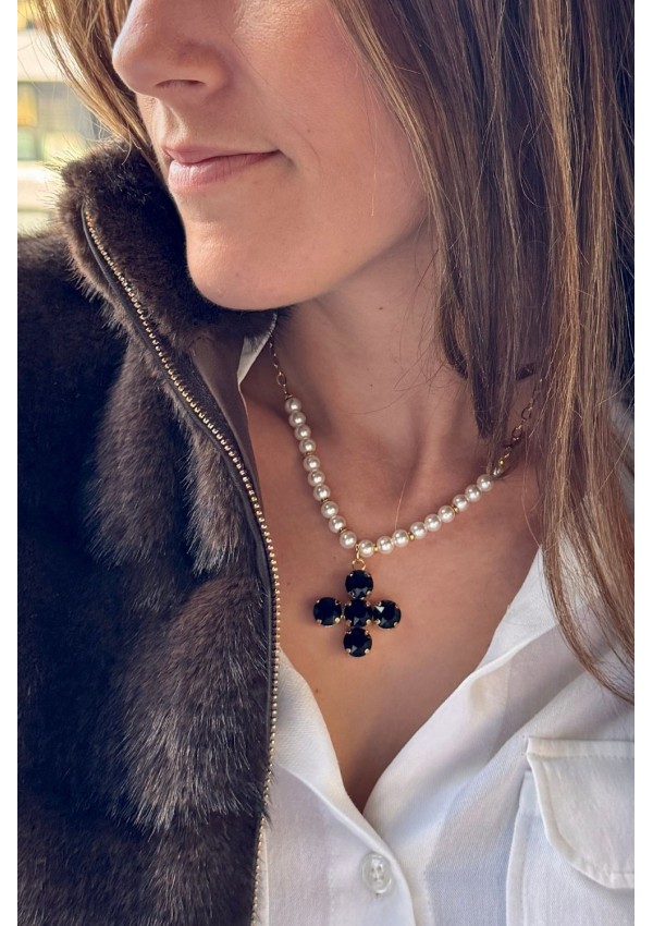 Collar de perlas con cruz negra