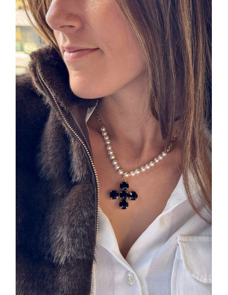 Collar de perlas con cruz negra