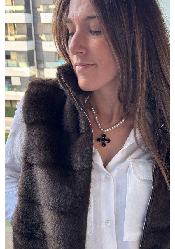 Collar de perlas con cruz negra
